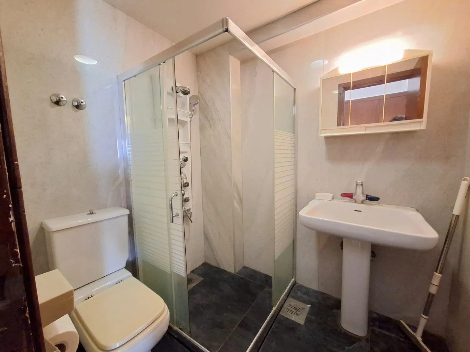 Furnished Chalet For Rent in A Well Known Resort in Tabarja — الصورة 4