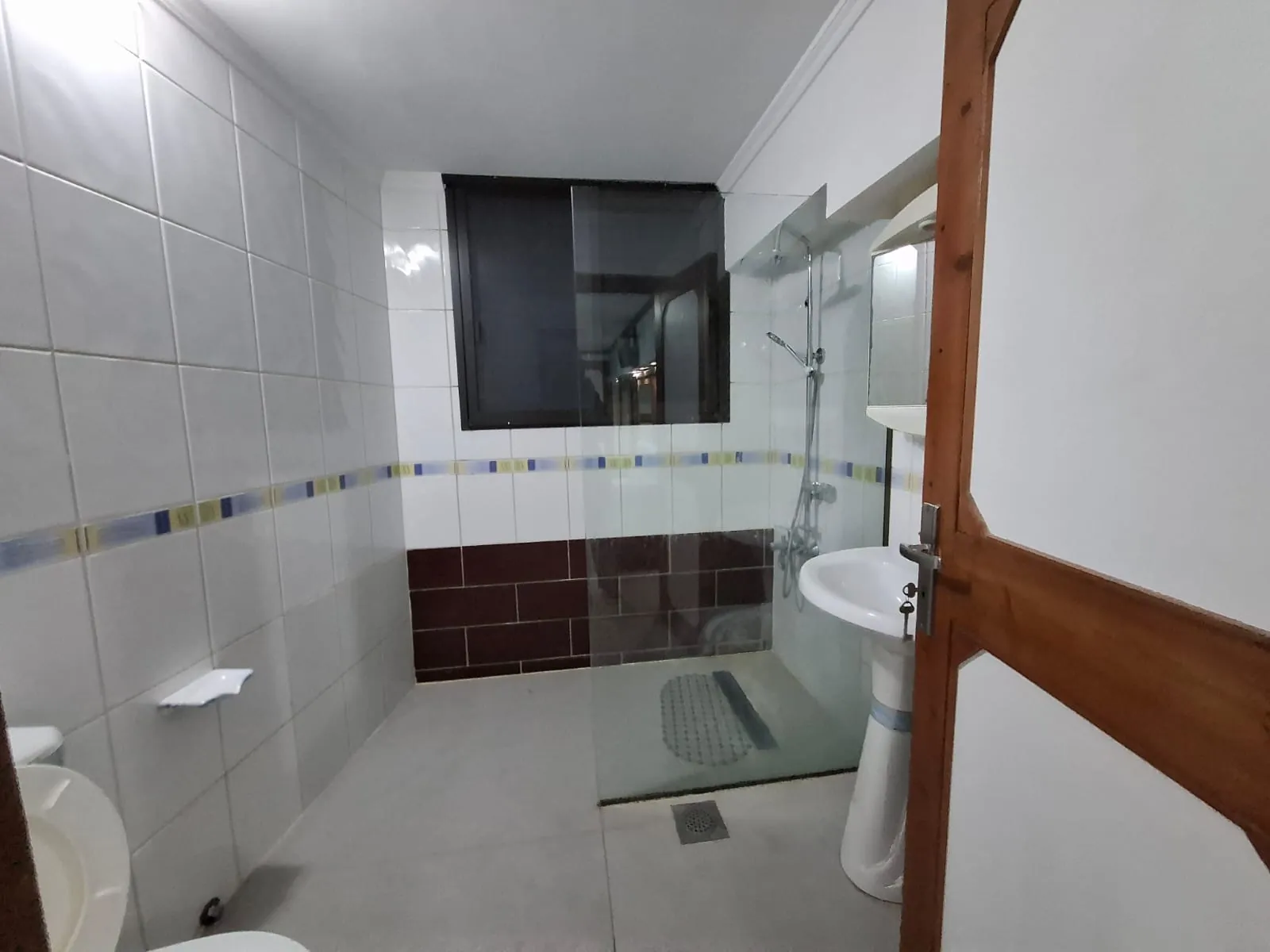 One-Bedroom Chalet For Rent in A Well Known Resort in Jounieh — الصورة 9