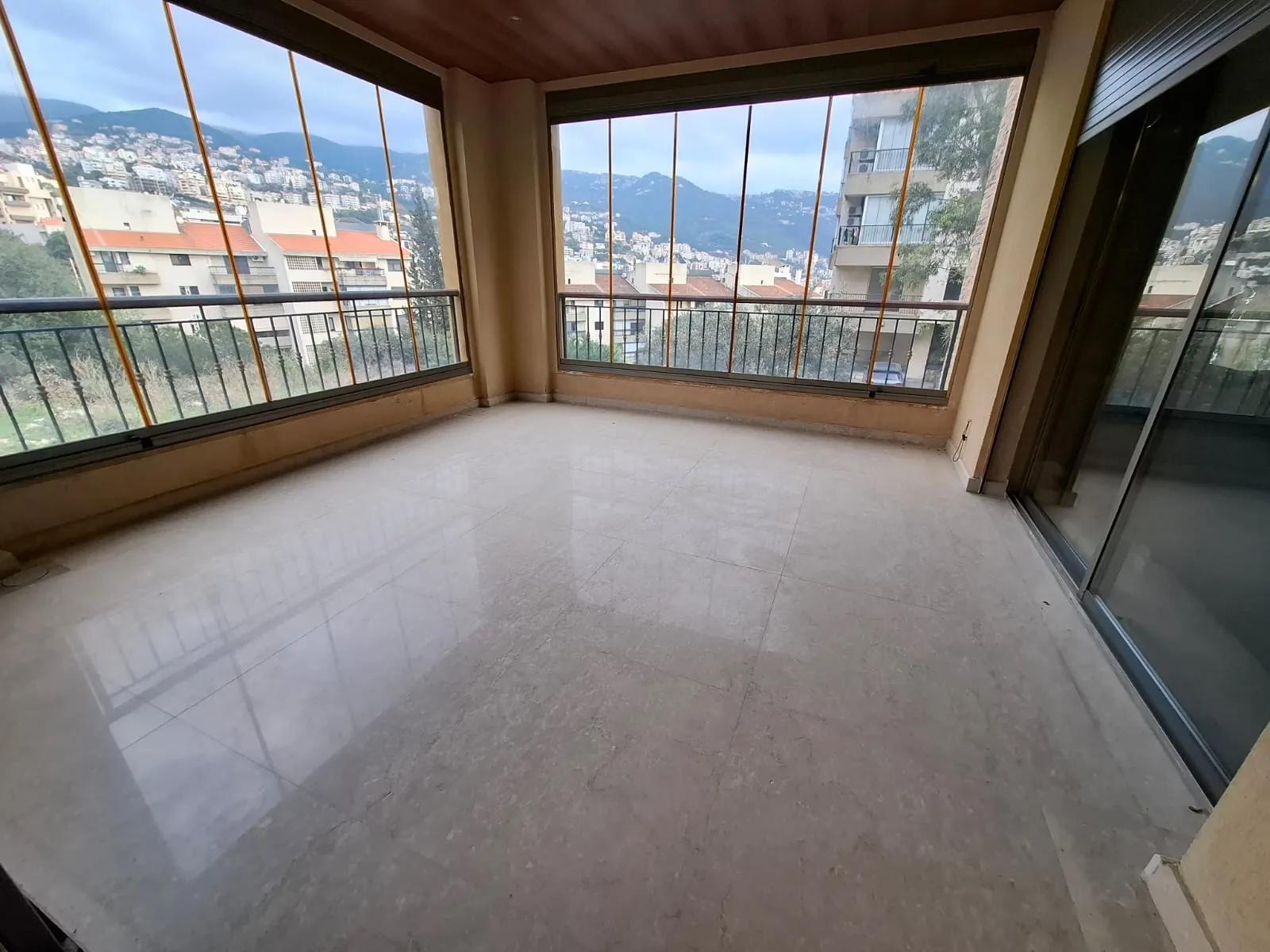 Spacious Unfurnished Apartment With Garden For Sale in Adma — الصورة 5