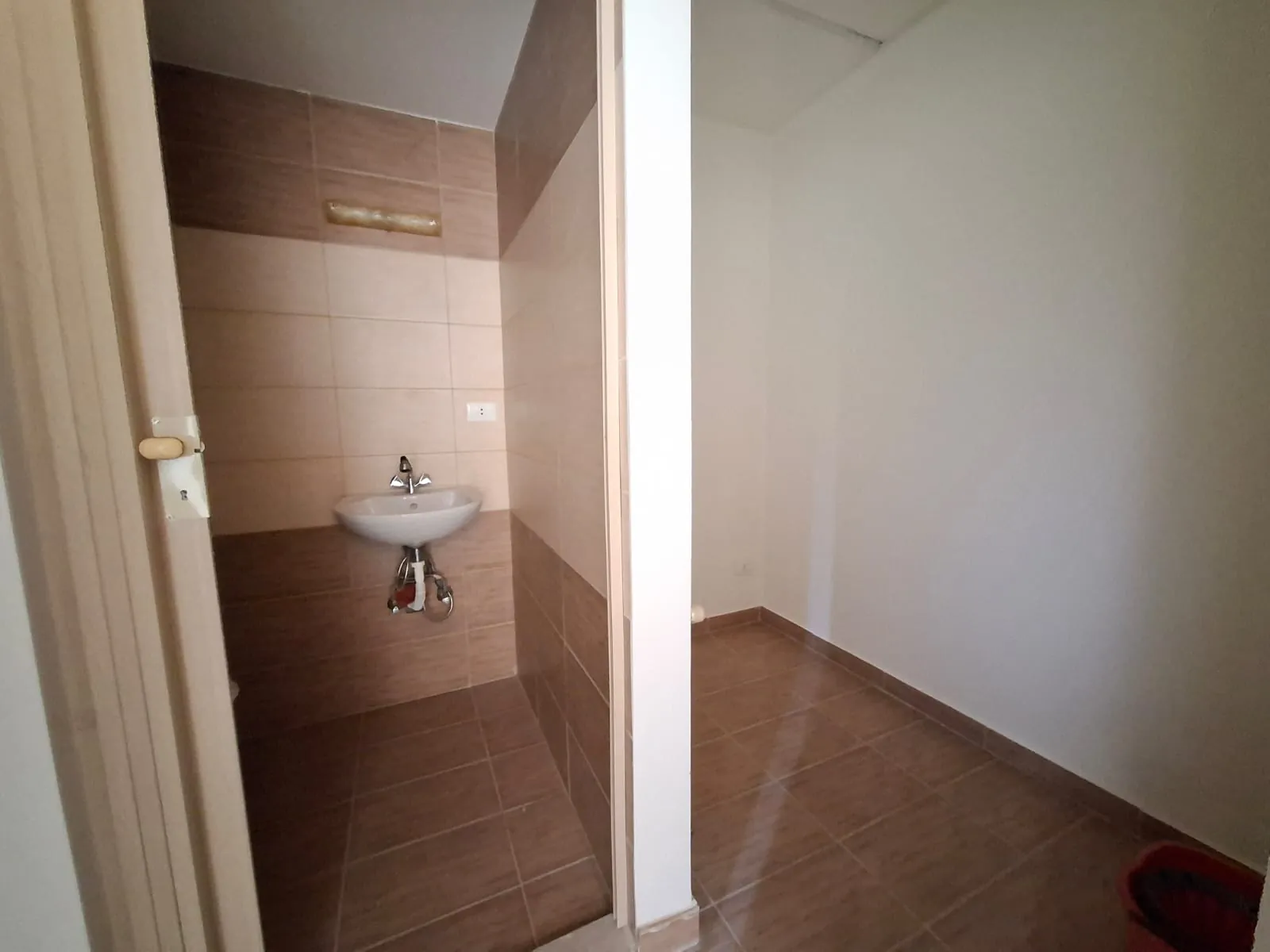 Spacious Unfurnished Apartment With Garden For Sale in Adma — الصورة 9