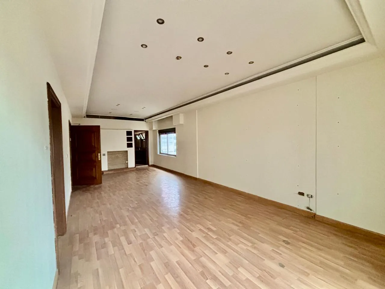 Spacious Apartment Suitable as Office For Sale in Badaro — الصورة 3