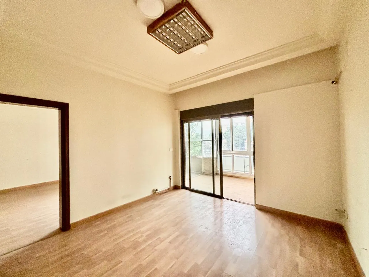 Spacious Apartment Suitable as Office For Sale in Badaro — الصورة 5
