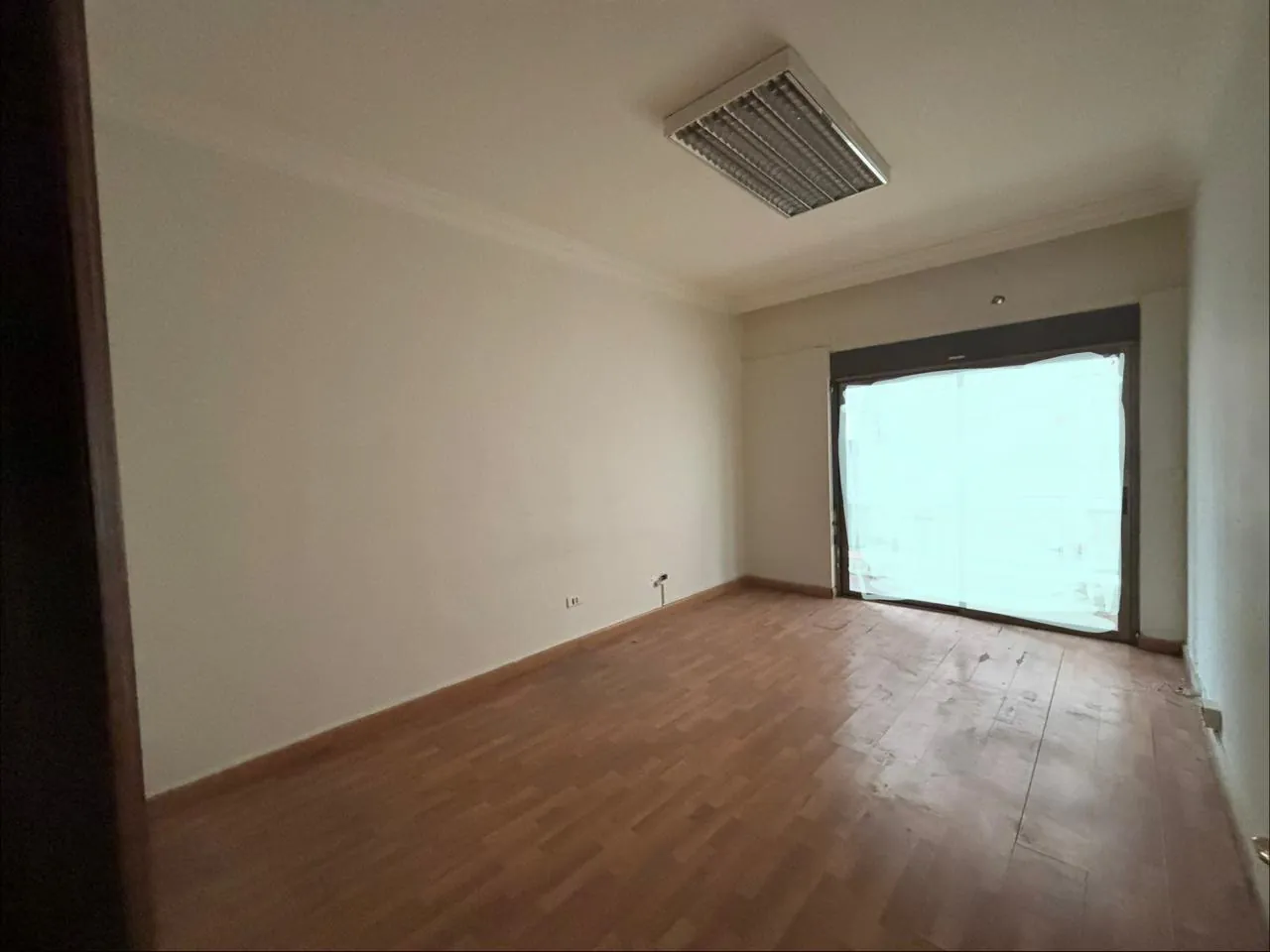 Spacious Apartment Suitable as Office For Sale in Badaro — الصورة 6