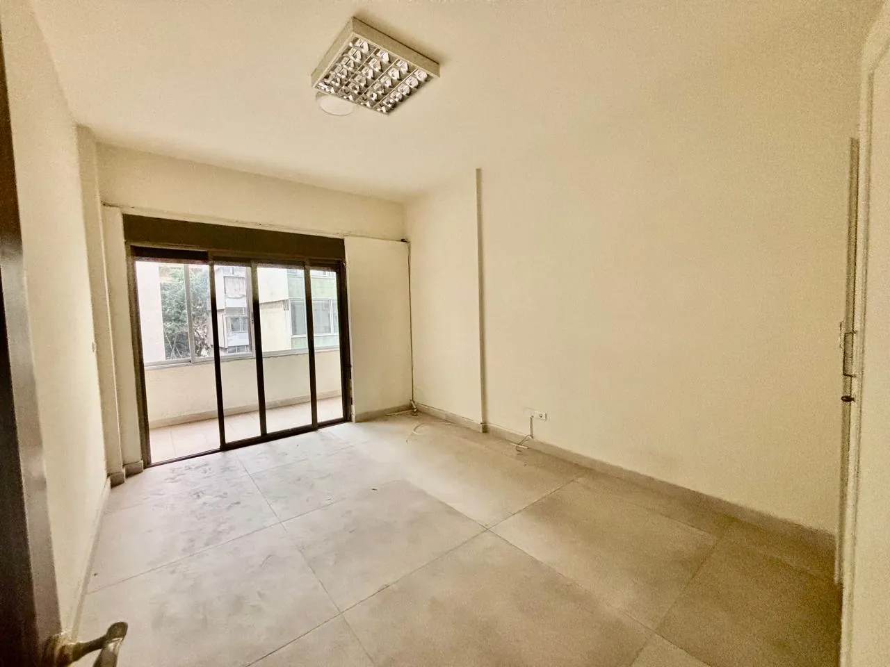 Spacious Apartment Suitable as Office For Sale in Badaro — الصورة 7