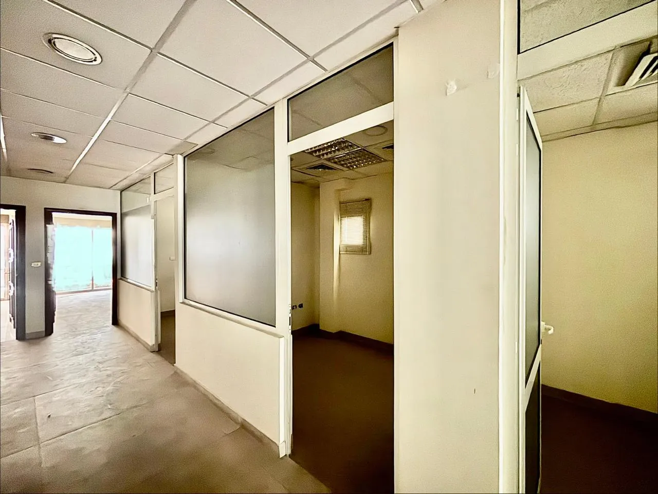Spacious Apartment Suitable as Office For Sale in Badaro — الصورة 9
