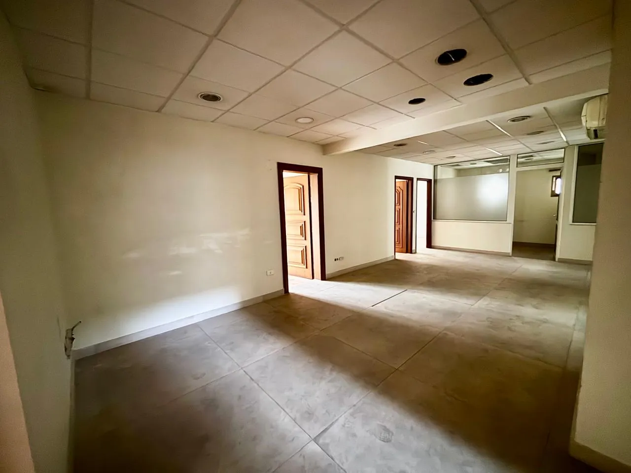 Spacious Apartment Suitable as Office For Rent in Badaro — الصورة 10