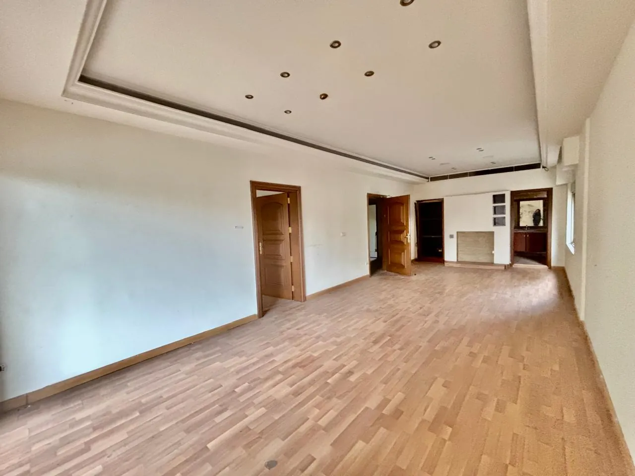 Spacious Apartment Suitable as Office For Rent in Badaro — الصورة 2