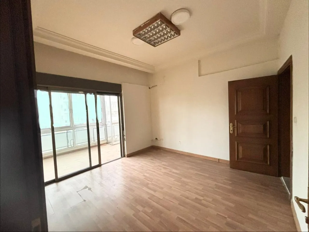 Spacious Apartment Suitable as Office For Rent in Badaro — الصورة 4
