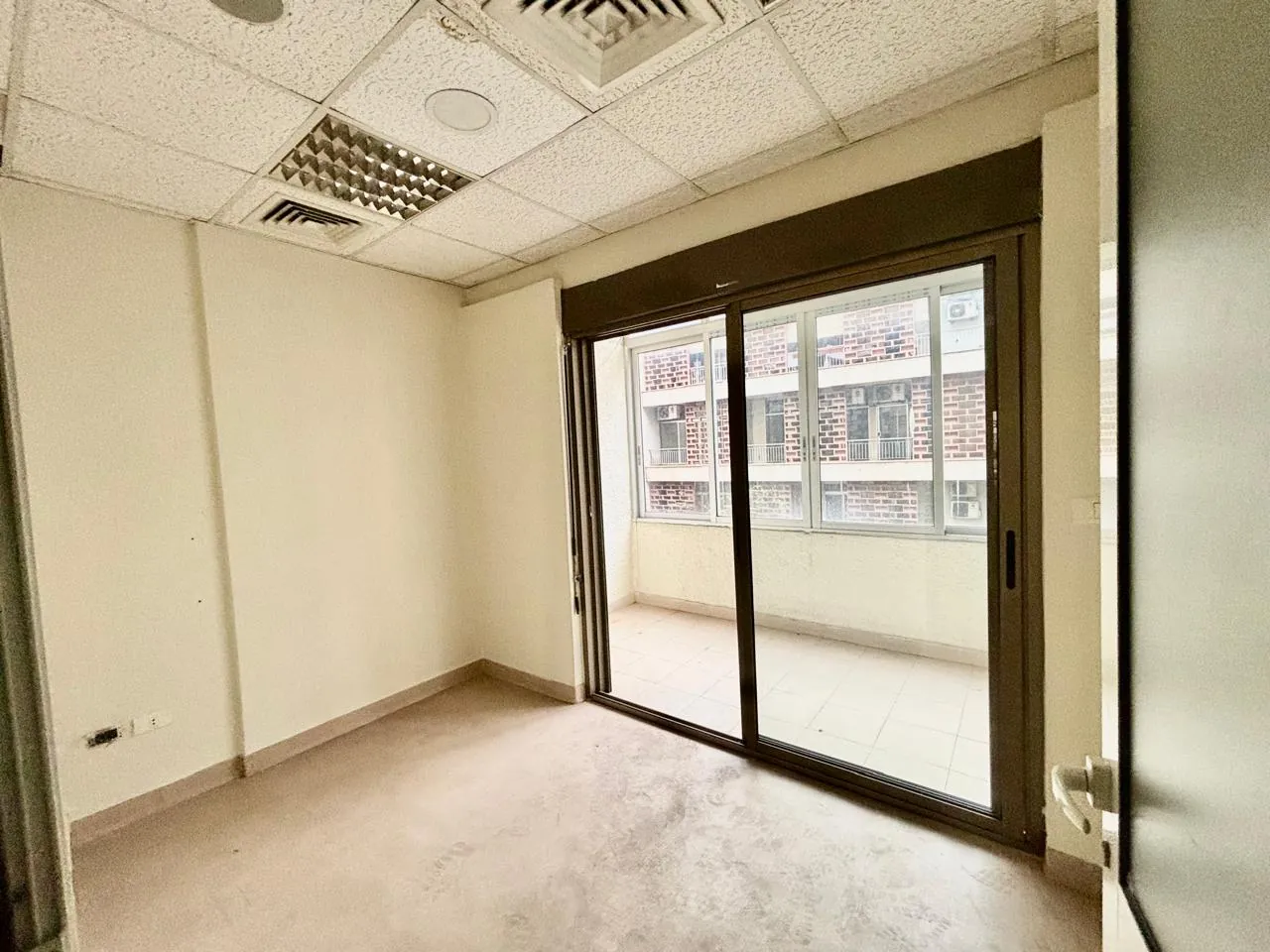 Spacious Apartment Suitable as Office For Rent in Badaro — الصورة 8