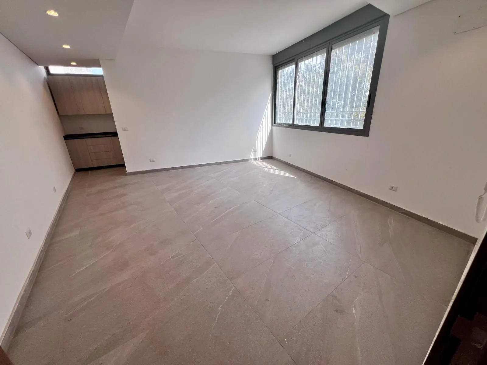 A 40 SQM Office For Rent in Ain Al Remmaneh — الصورة 2