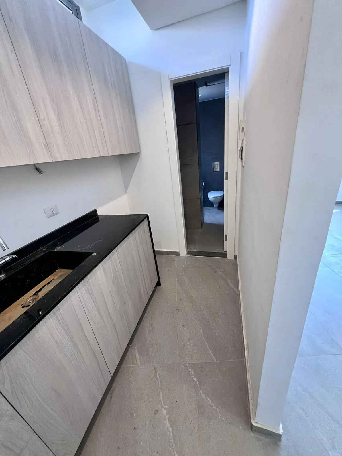 A 40 SQM Office For Rent in Ain Al Remmaneh — الصورة 3