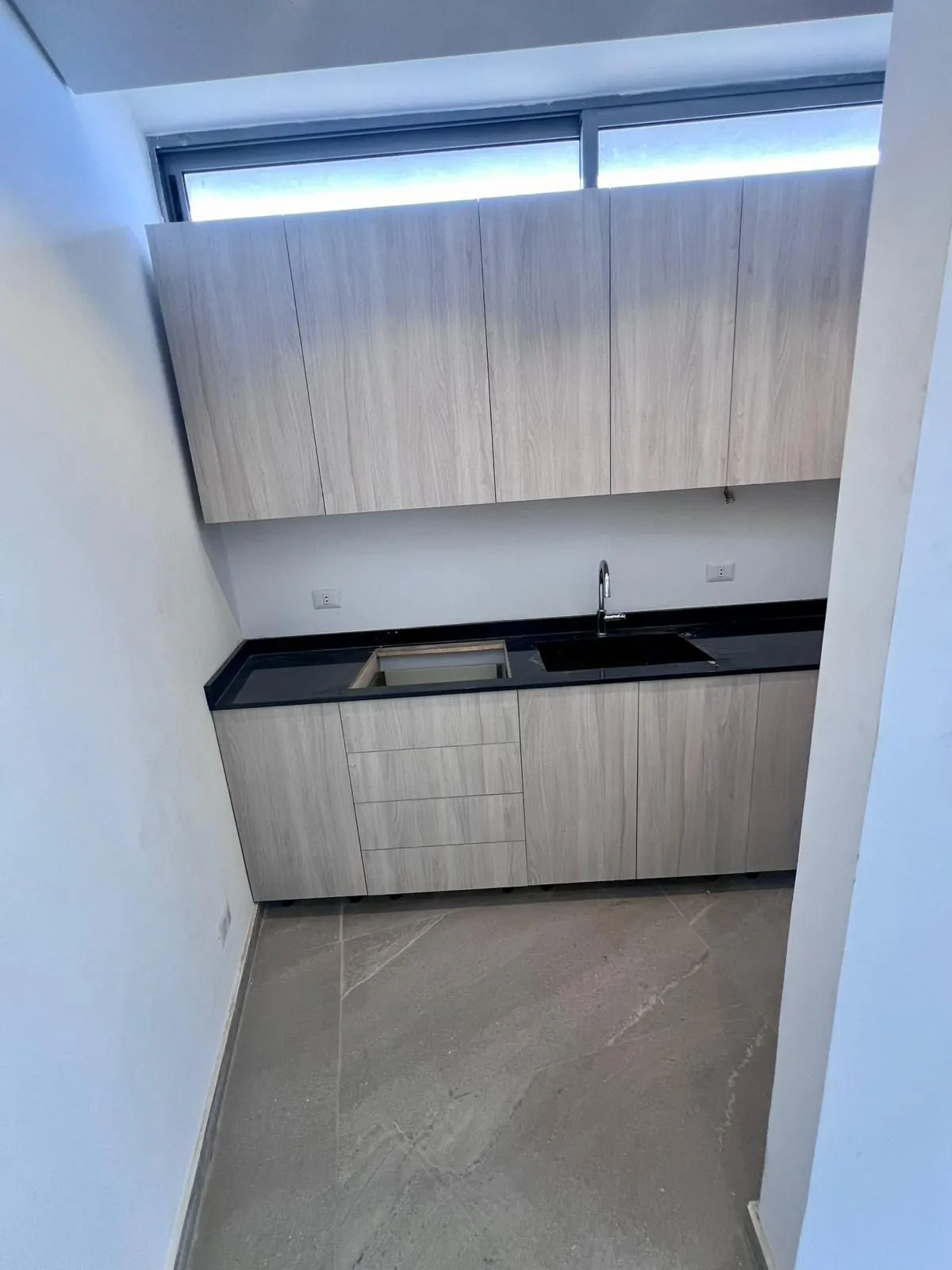 A 40 SQM Office For Rent in Ain Al Remmaneh — الصورة 4