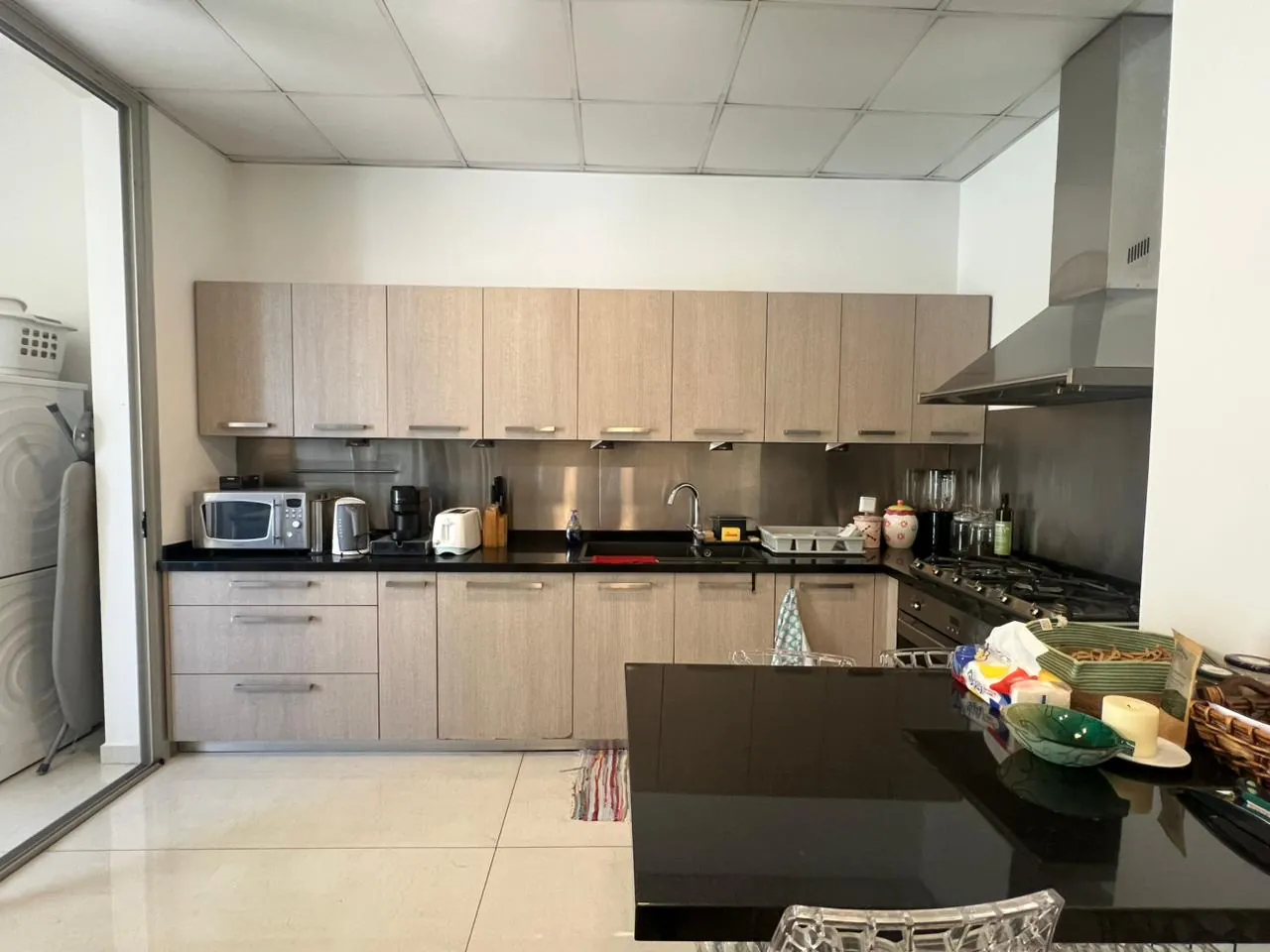 4-Bedroom Apartment with Open View For Sale in Gemayzeh, Saifi — الصورة 10