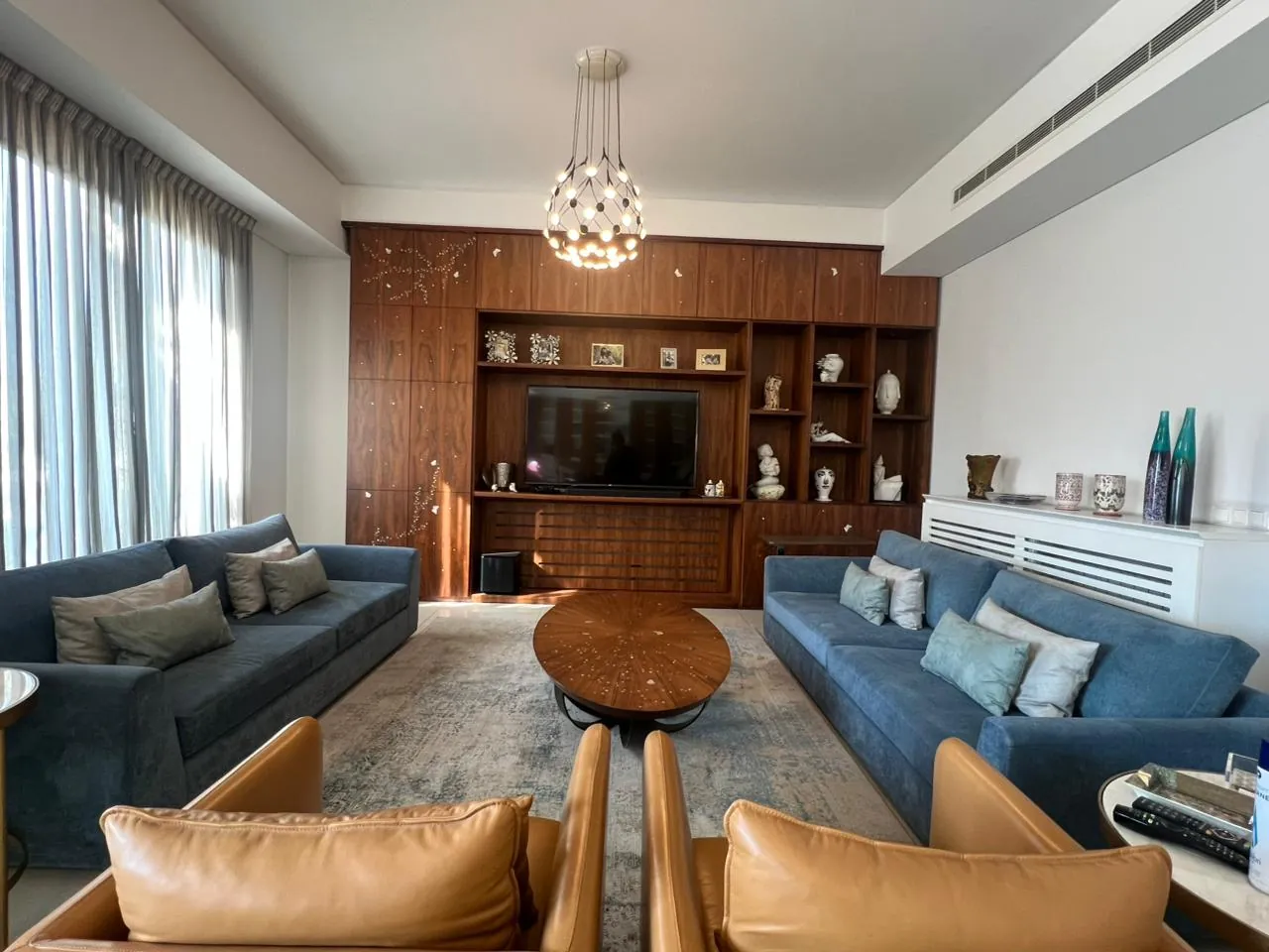 4-Bedroom Apartment with Open View For Sale in Gemayzeh, Saifi — الصورة 2