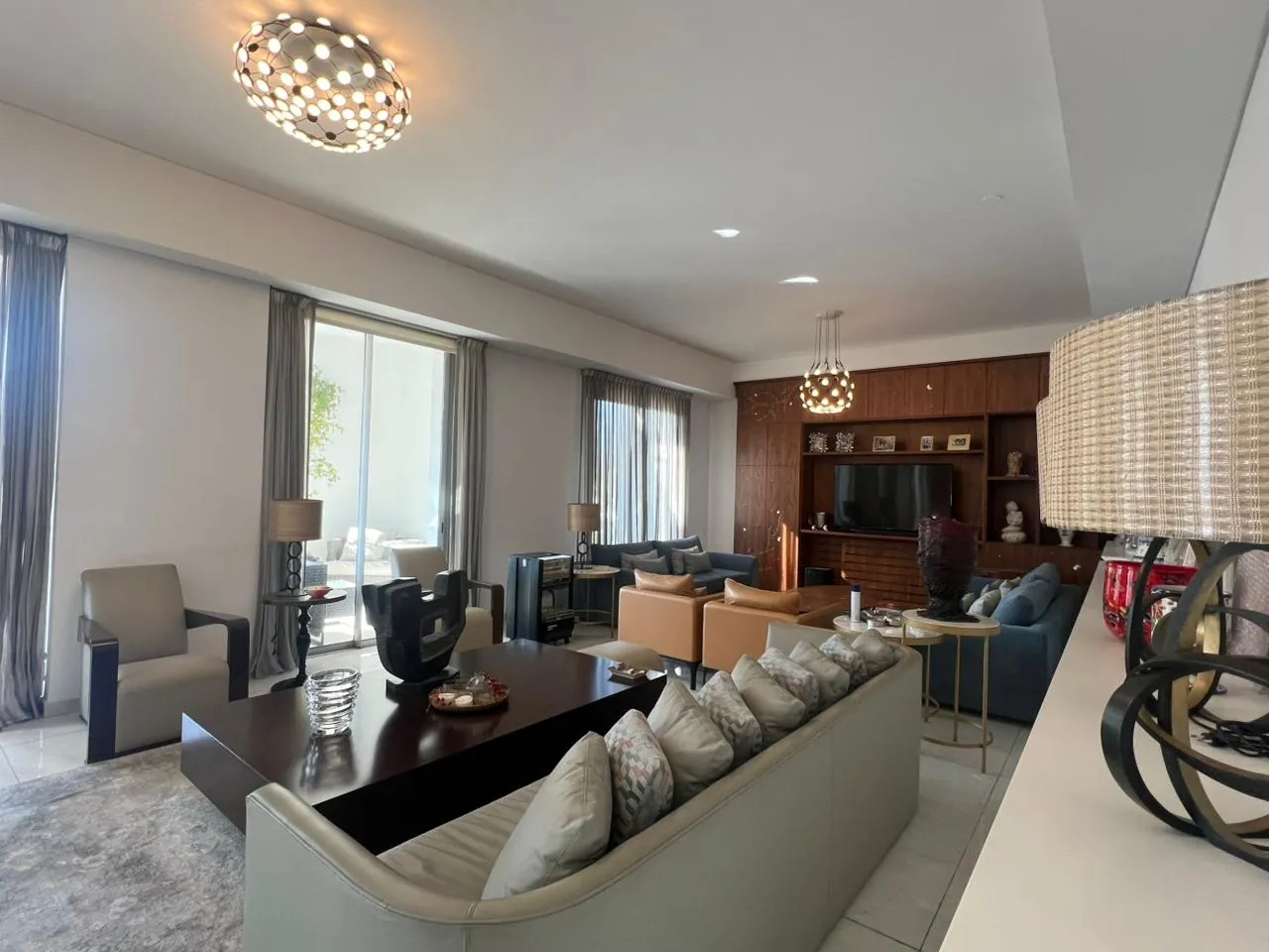 4-Bedroom Apartment with Open View For Sale in Gemayzeh, Saifi — الصورة 6