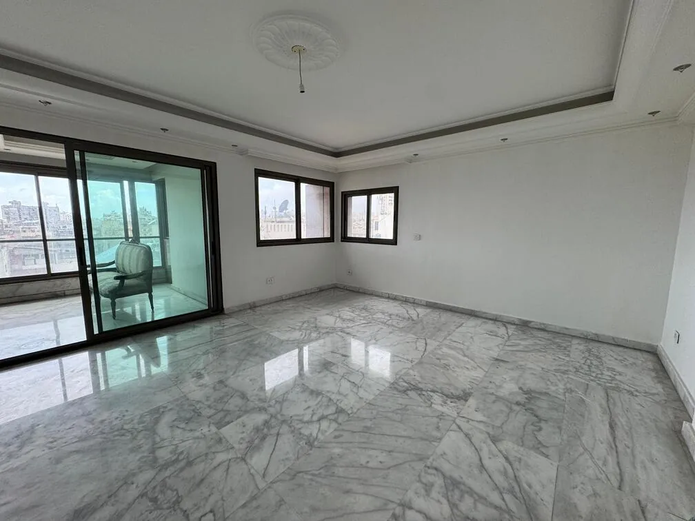 Spacious Apartment For Rent in Ras El Nabeh, Beirut — الصورة 2