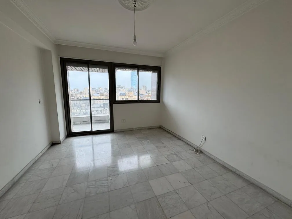 Spacious Apartment For Rent in Ras El Nabeh, Beirut — الصورة 7