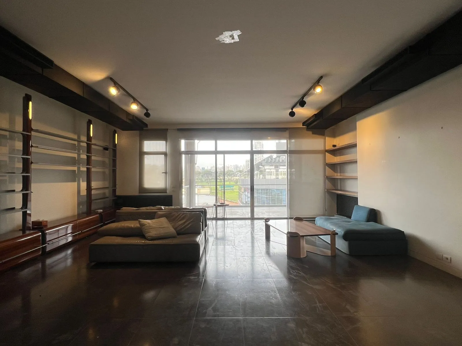 Semi-Furnished 3-Bedroom Apartment For Sale in Badaro — الصورة 2