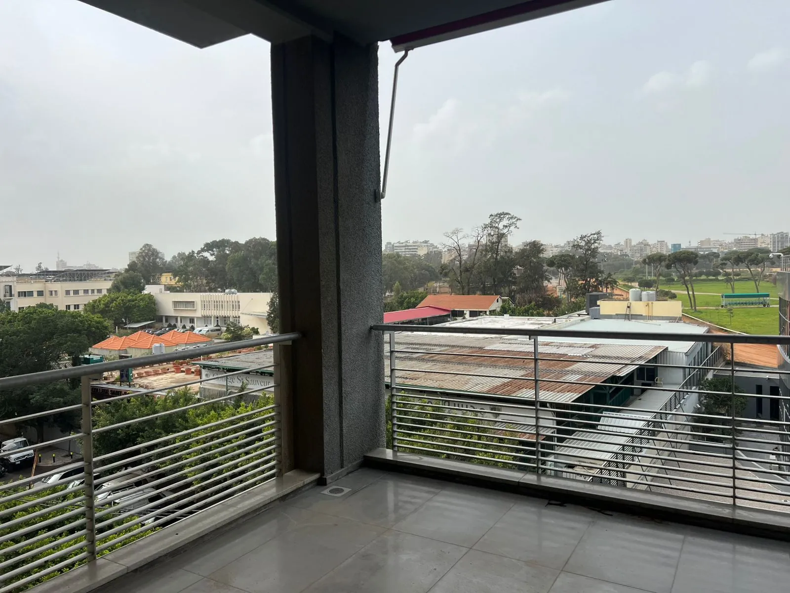 Semi-Furnished 3-Bedroom Apartment For Sale in Badaro — الصورة 6