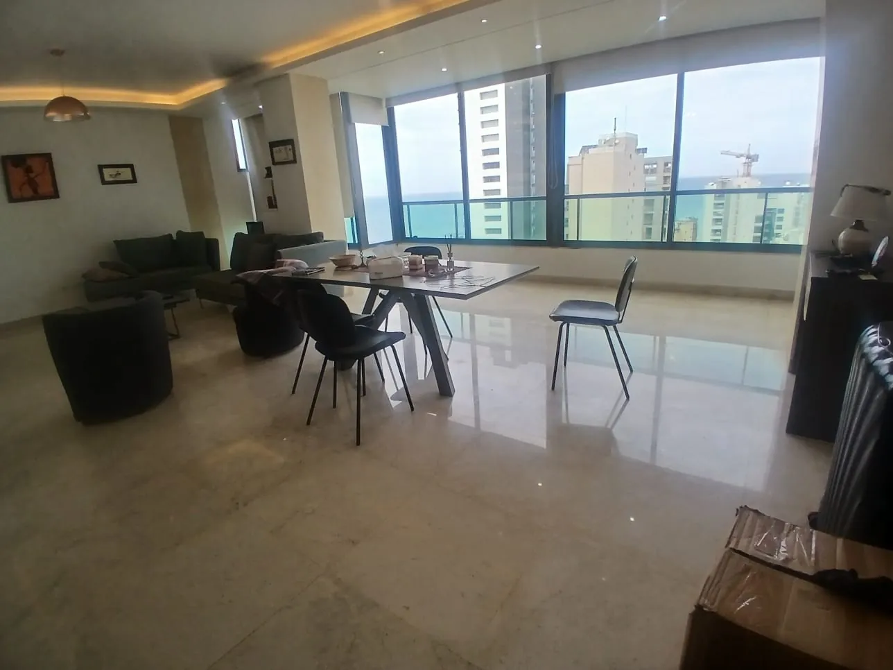 3-Bedroom Apartment For Sale in Ain El Mreisseh, Ras Beirut — الصورة 3