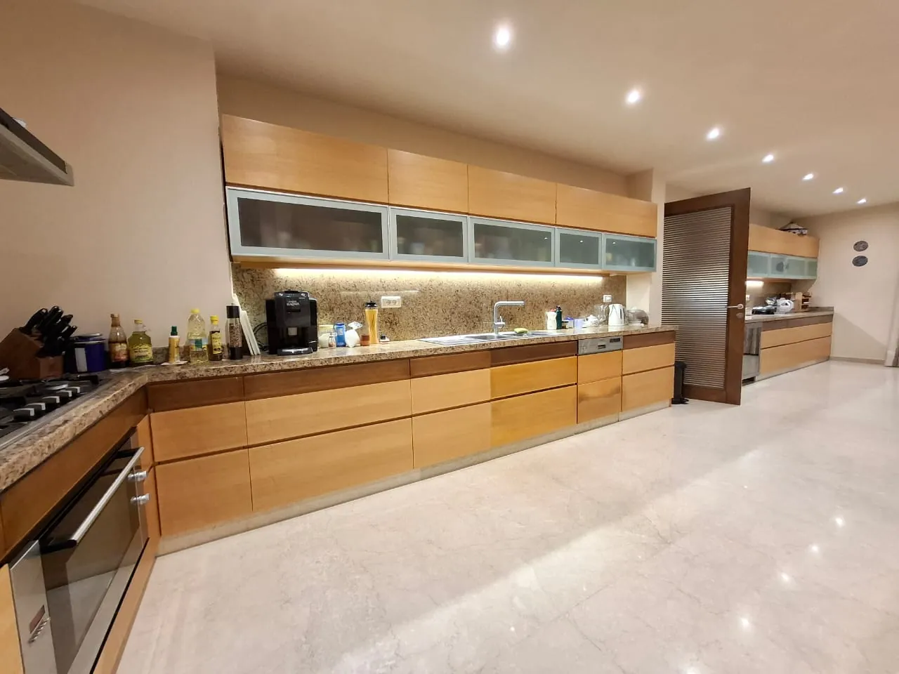 Exclusive ! High-End Apartment with Panoramic Sea View For Sale in Adma — الصورة 9