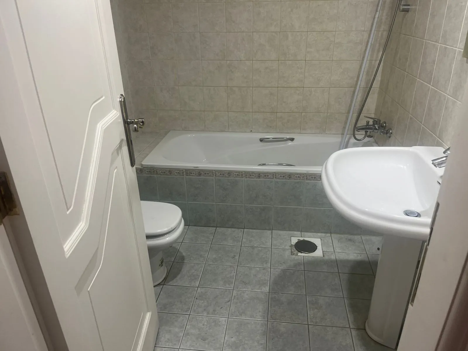 4-Bedroom Apartment For Rent in Hamra, Jeanne D'arc — الصورة 10