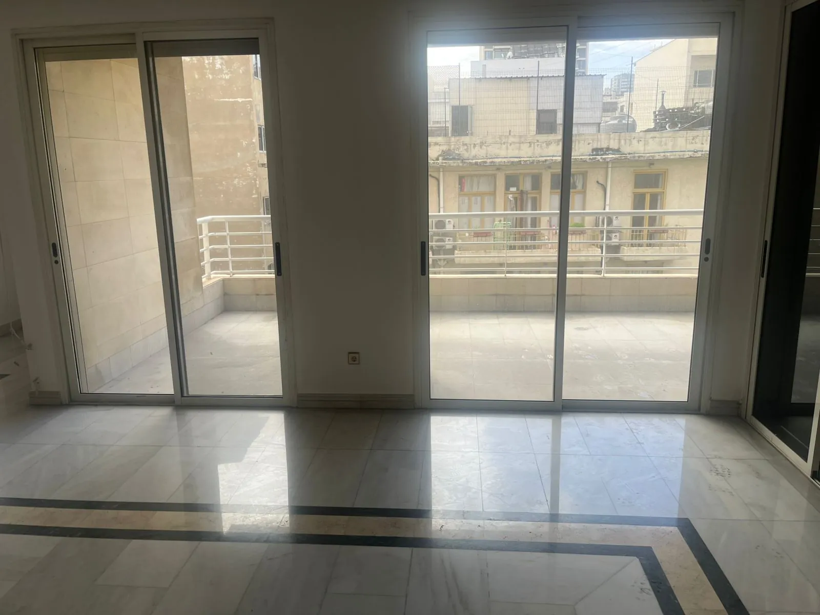 4-Bedroom Apartment For Rent in Hamra, Jeanne D'arc — الصورة 2