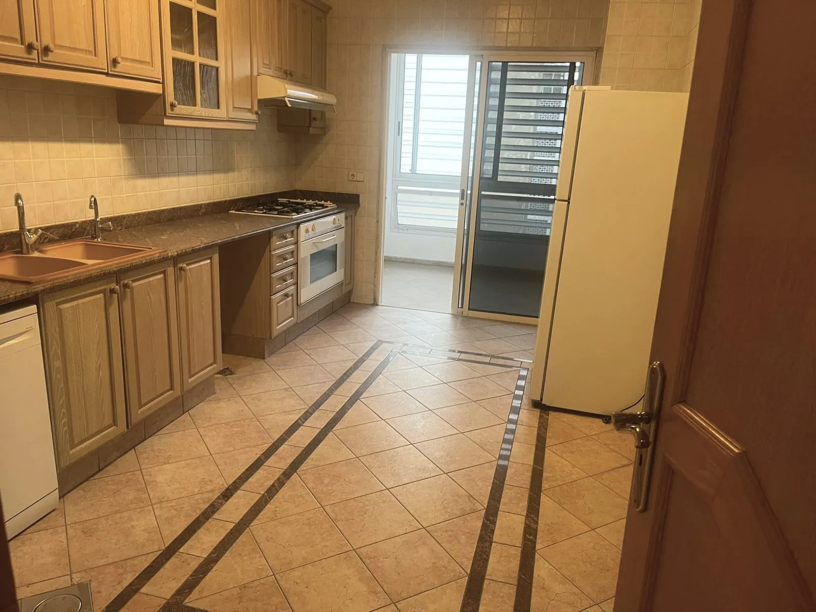 4-Bedroom Apartment For Rent in Hamra, Jeanne D'arc — الصورة 3