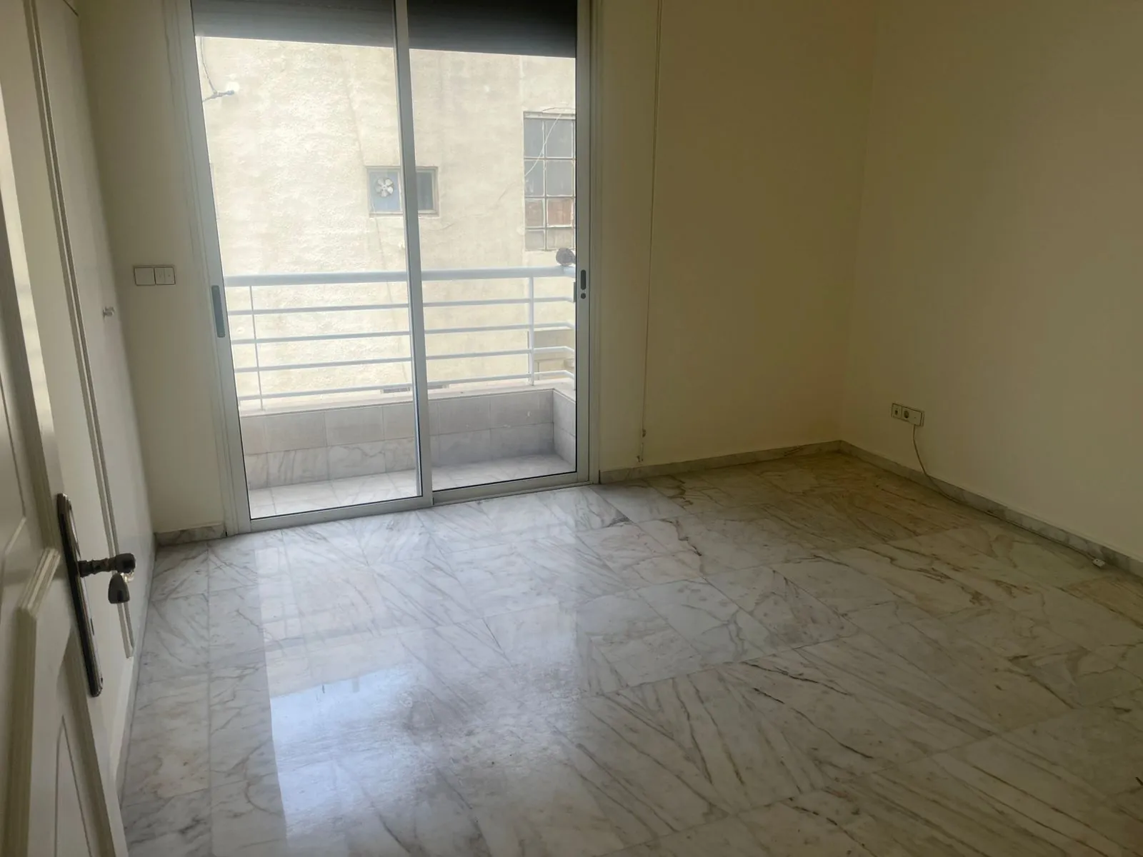 4-Bedroom Apartment For Rent in Hamra, Jeanne D'arc — الصورة 5
