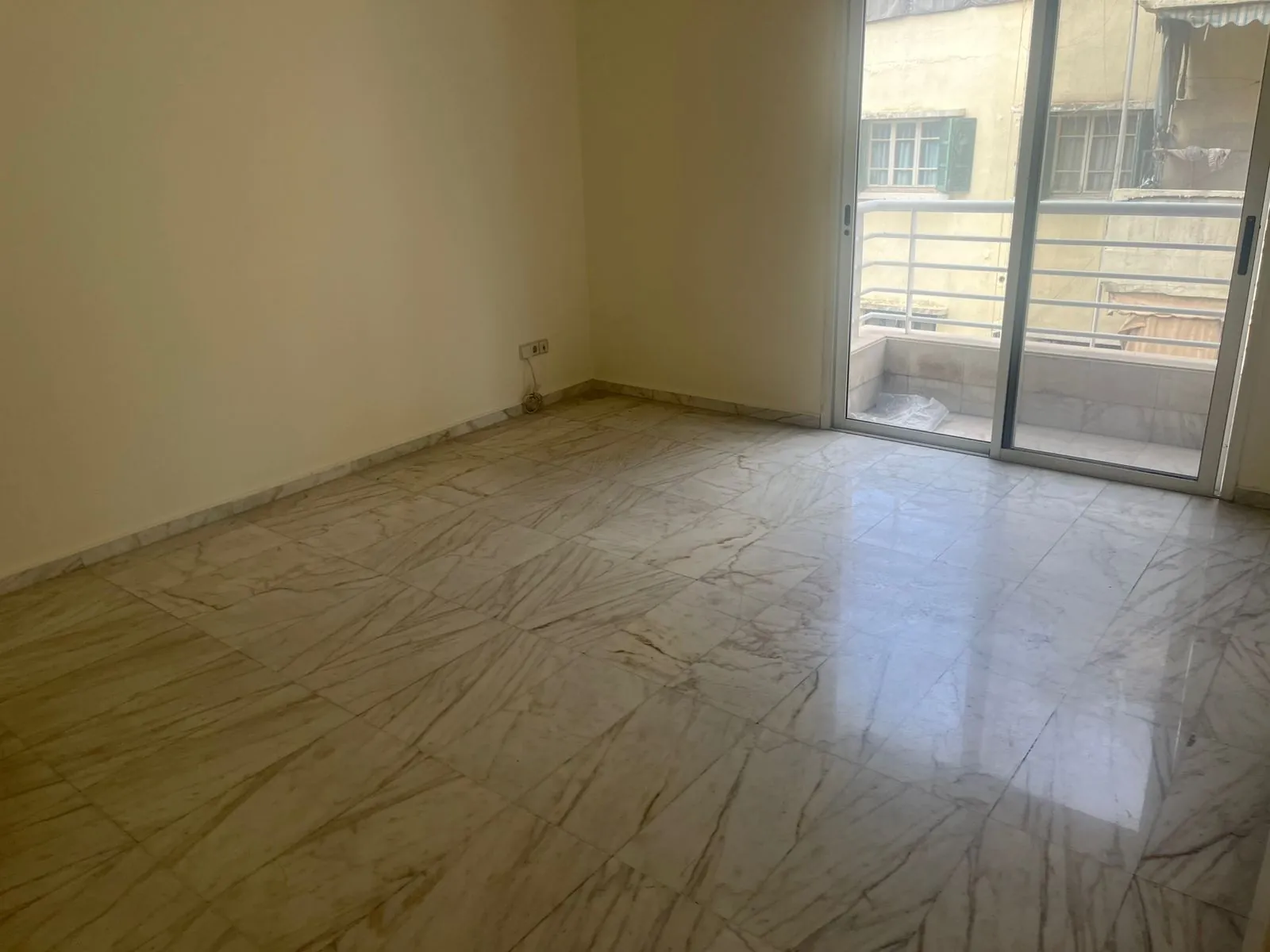 4-Bedroom Apartment For Rent in Hamra, Jeanne D'arc — الصورة 6
