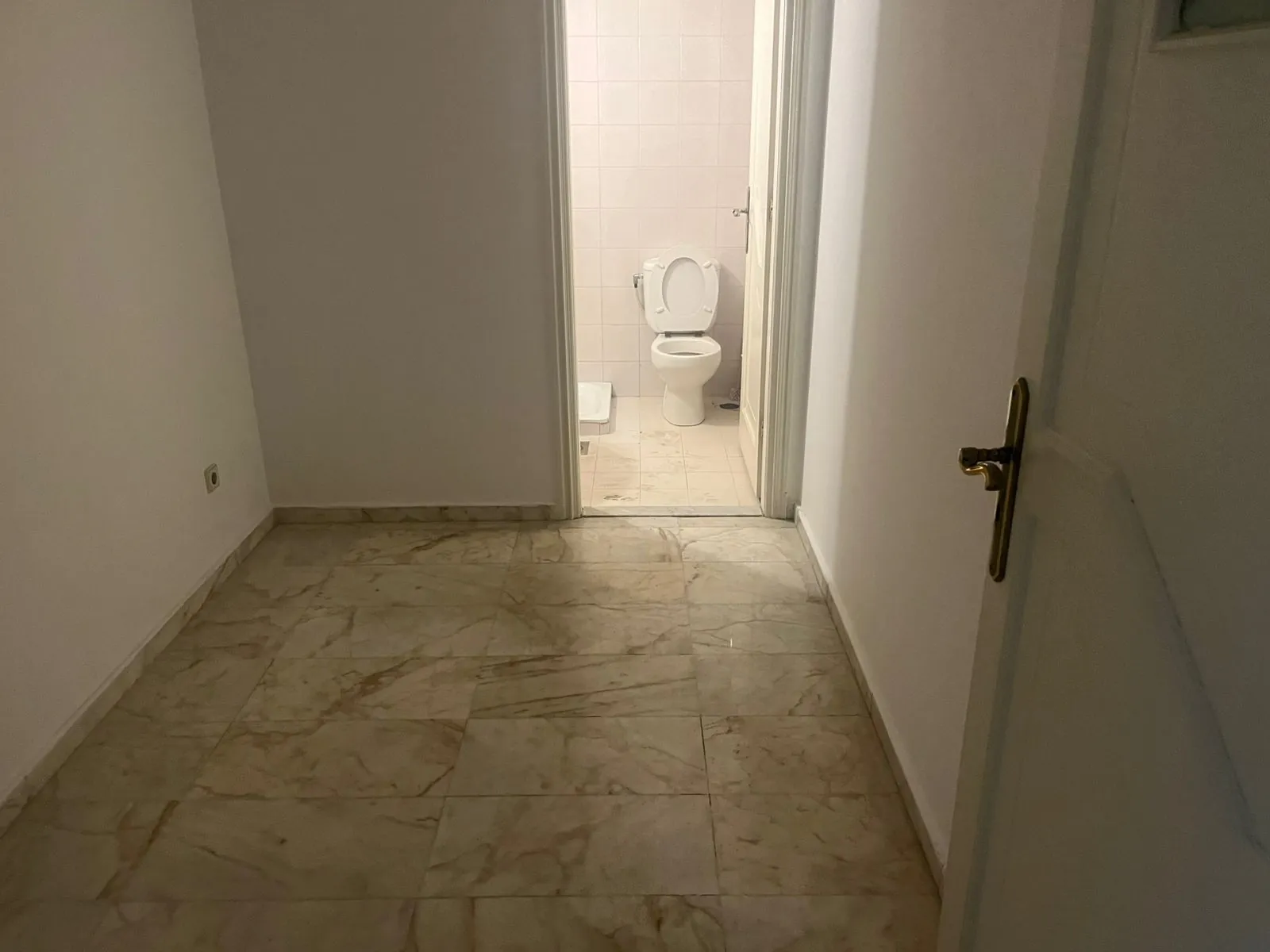 4-Bedroom Apartment For Rent in Hamra, Jeanne D'arc — الصورة 7
