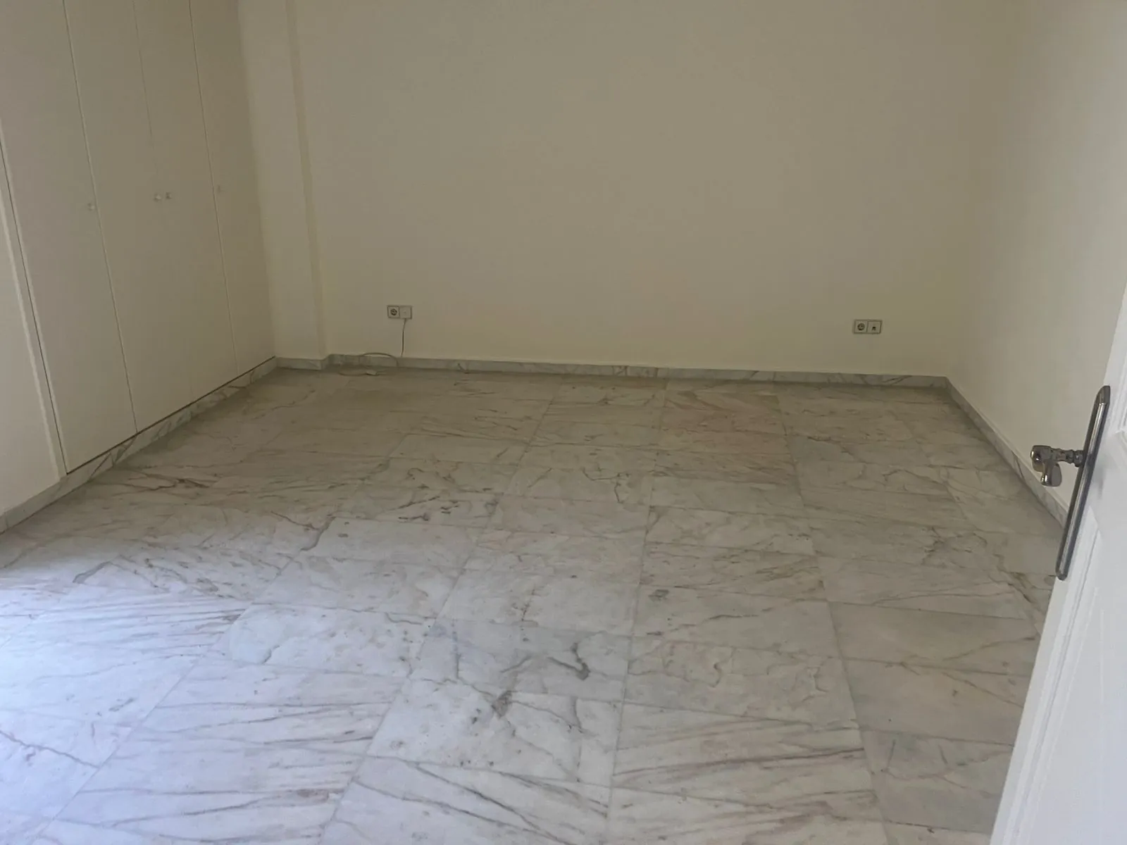 4-Bedroom Apartment For Rent in Hamra, Jeanne D'arc — الصورة 9