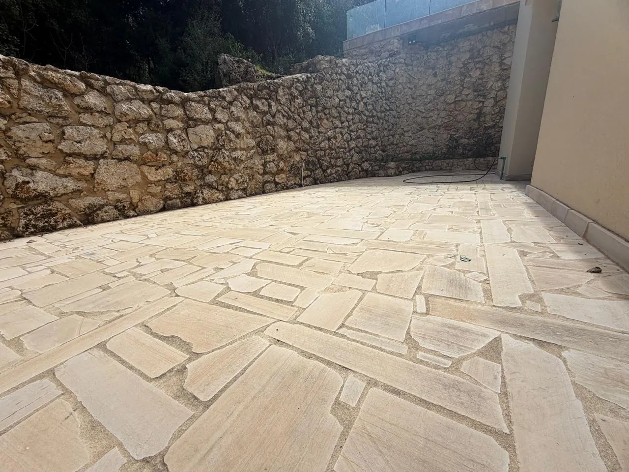 Brand New Unfurnished Apartment With Terrace For Sale in Batroun — الصورة 3