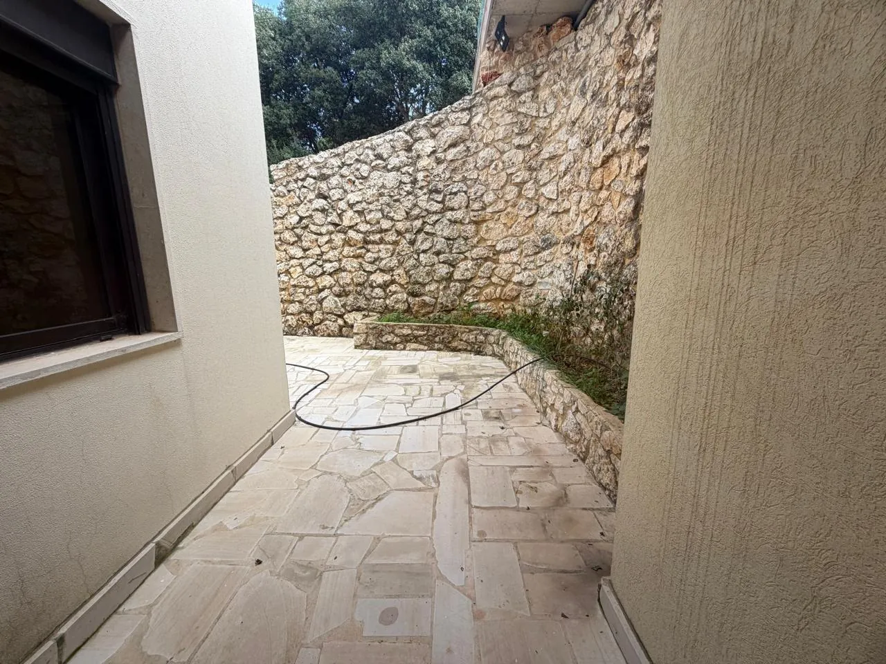 Brand New Unfurnished Apartment With Terrace For Sale in Batroun — الصورة 9