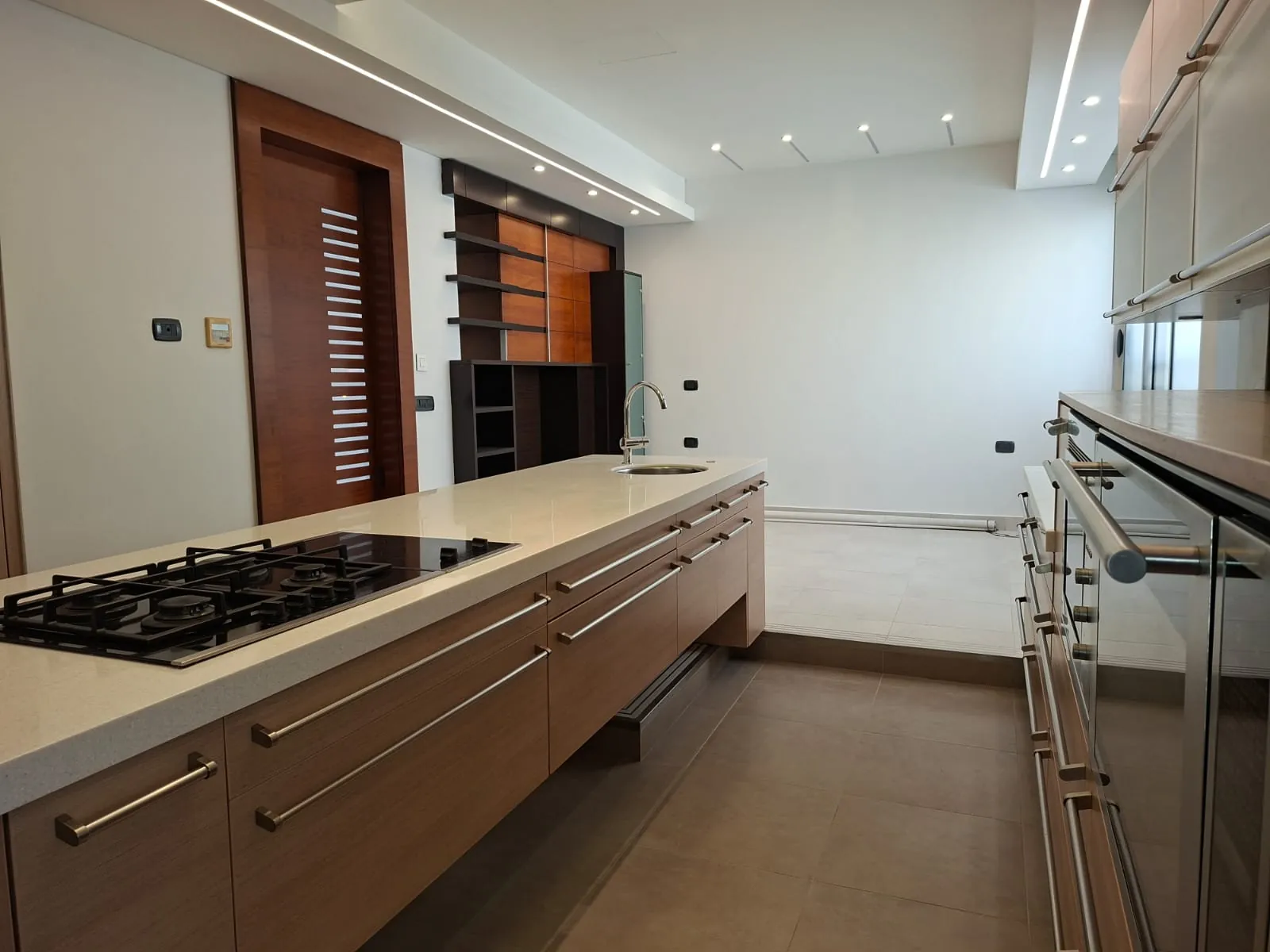 Super Deluxe Renovated Apartment For Sale in Prime Location in Verdun, Beirut — الصورة 7