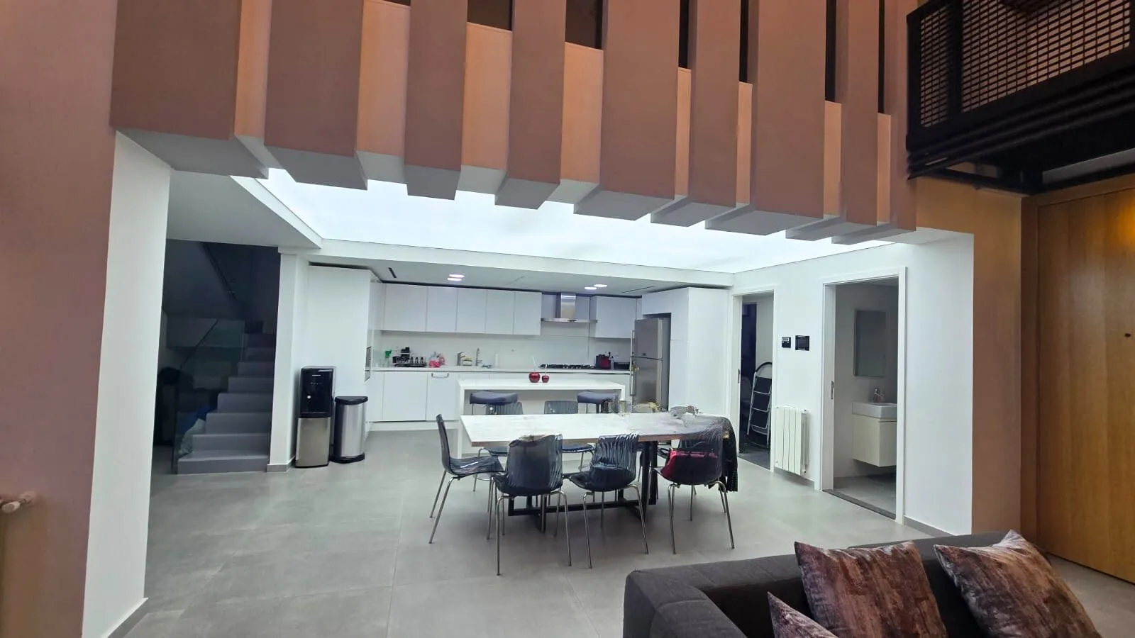 A Fully Automated & Spacious Loft For Sale in the Heart of Mar Mikhael — الصورة 3