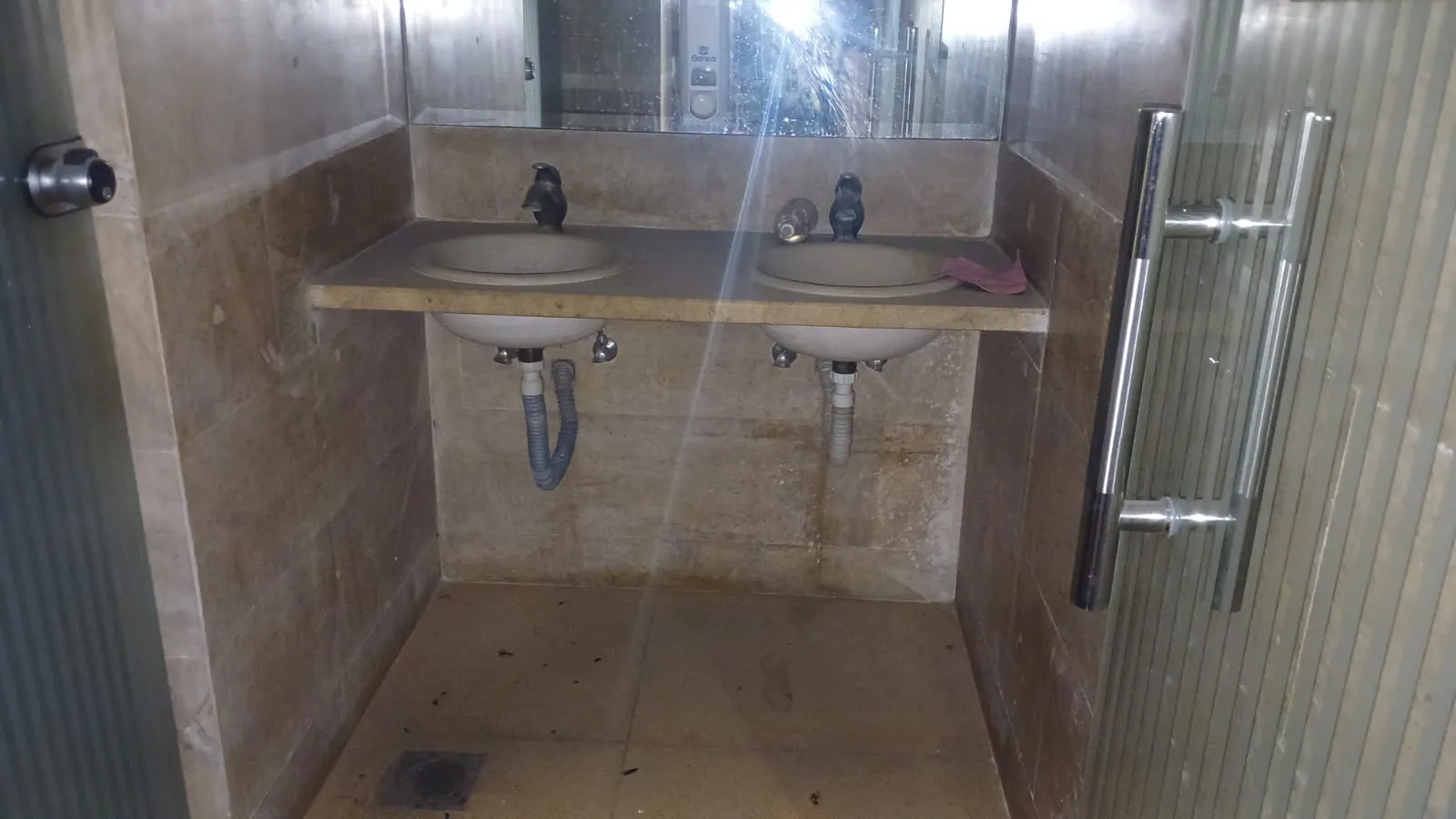 A 60 SQM Shop With Terrace For Rent in Jdeideh — photo 4