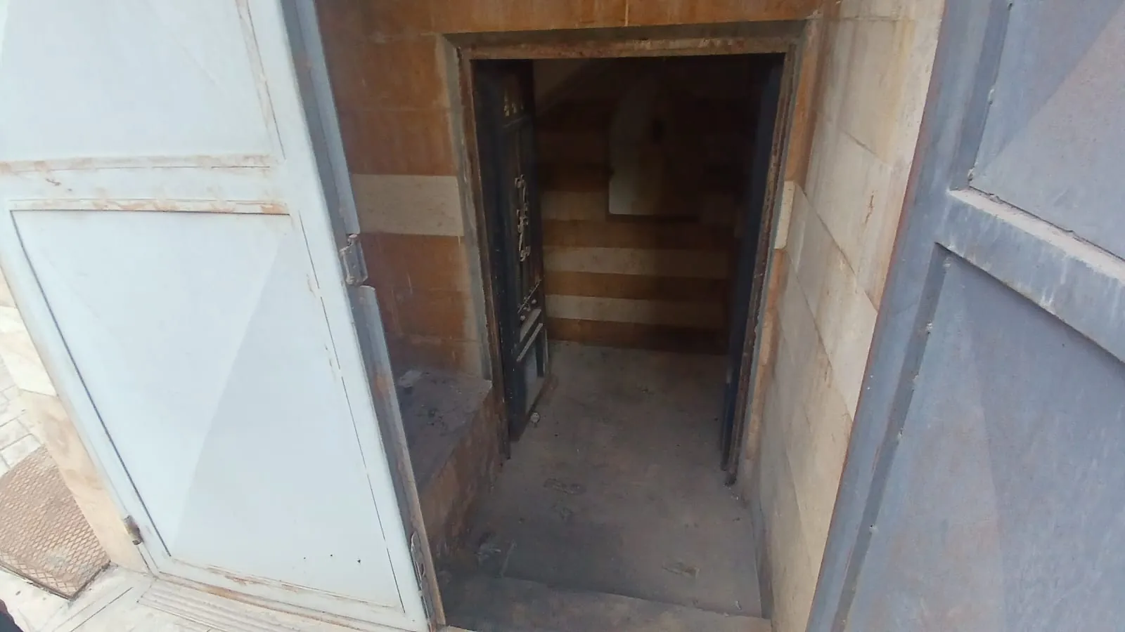 A 100 SQM Warehouse For Rent in Jdeideh — photo 4
