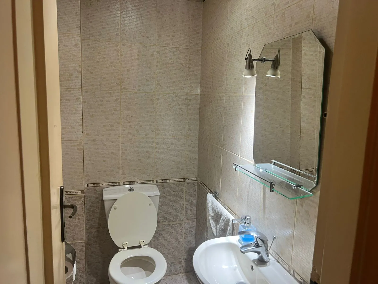Spacious Apartment For Sale in Furn El Chebbak — الصورة 7