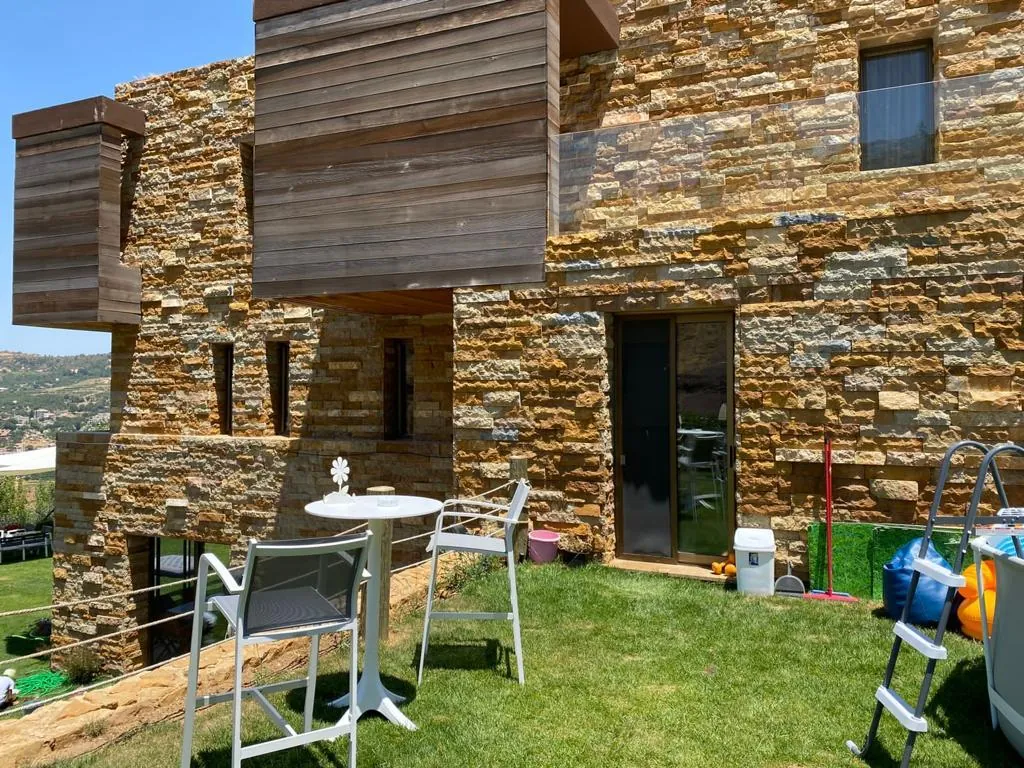 Exclusive! Fully Furnished Decorated Chalet For Sale in Fakra — الصورة 2