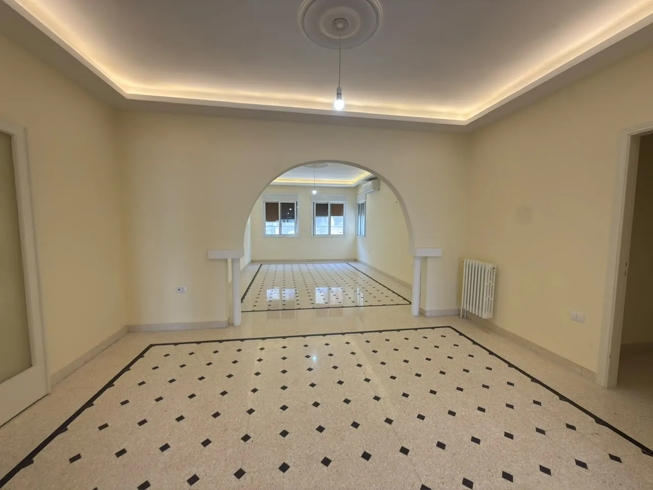 4-Bedroom Apartment For Rent in Prime Location in Achrafieh, Carré D'or — الصورة 2