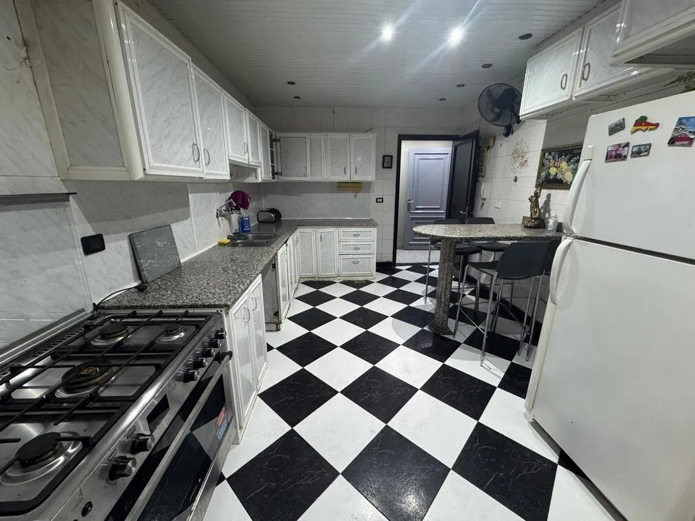 Spacious Apartment For Sale in Corniche El Mazraa, Beirut — الصورة 5