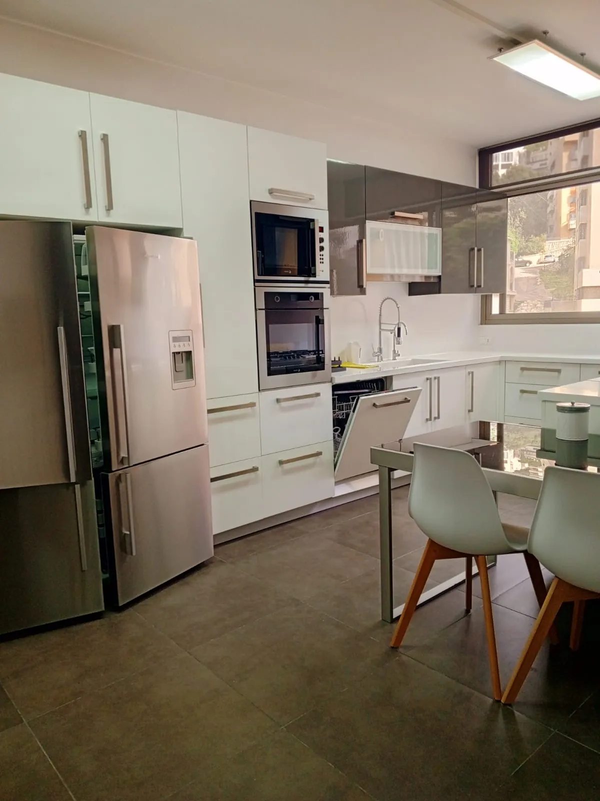 Fully Furnished Apartment With Mountain View For Sale In Haret Sakher — الصورة 4