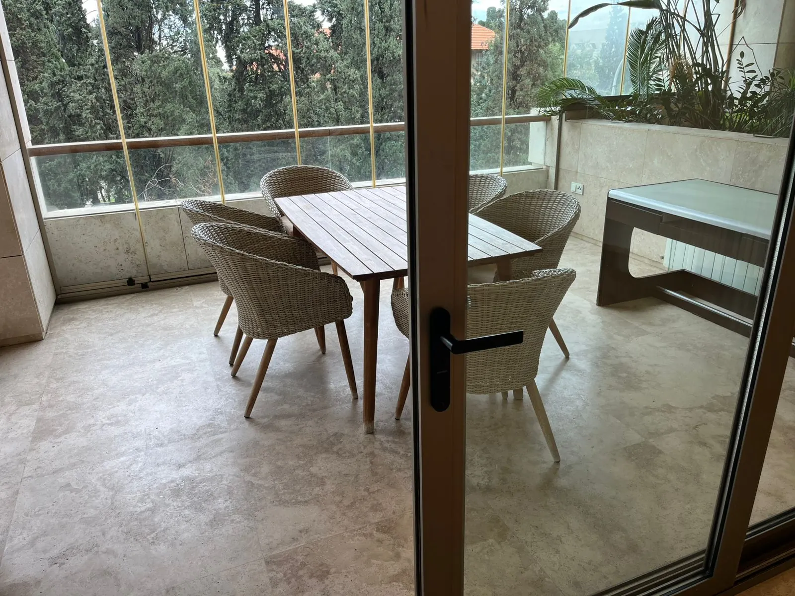 High-End 4-Bedroom Apartment For Rent in Bliss, Ras Beirut — الصورة 2