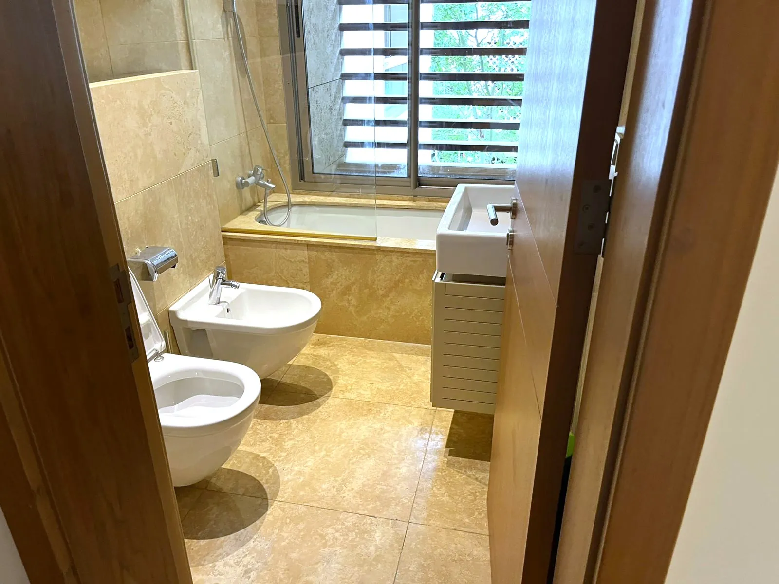 High-End 4-Bedroom Apartment For Rent in Bliss, Ras Beirut — الصورة 9