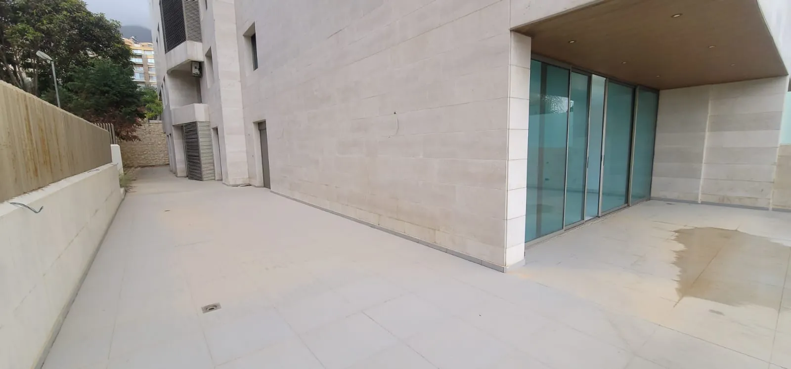 Spacious Apartment With Terrace For Sale in Sahel Alma — الصورة 2