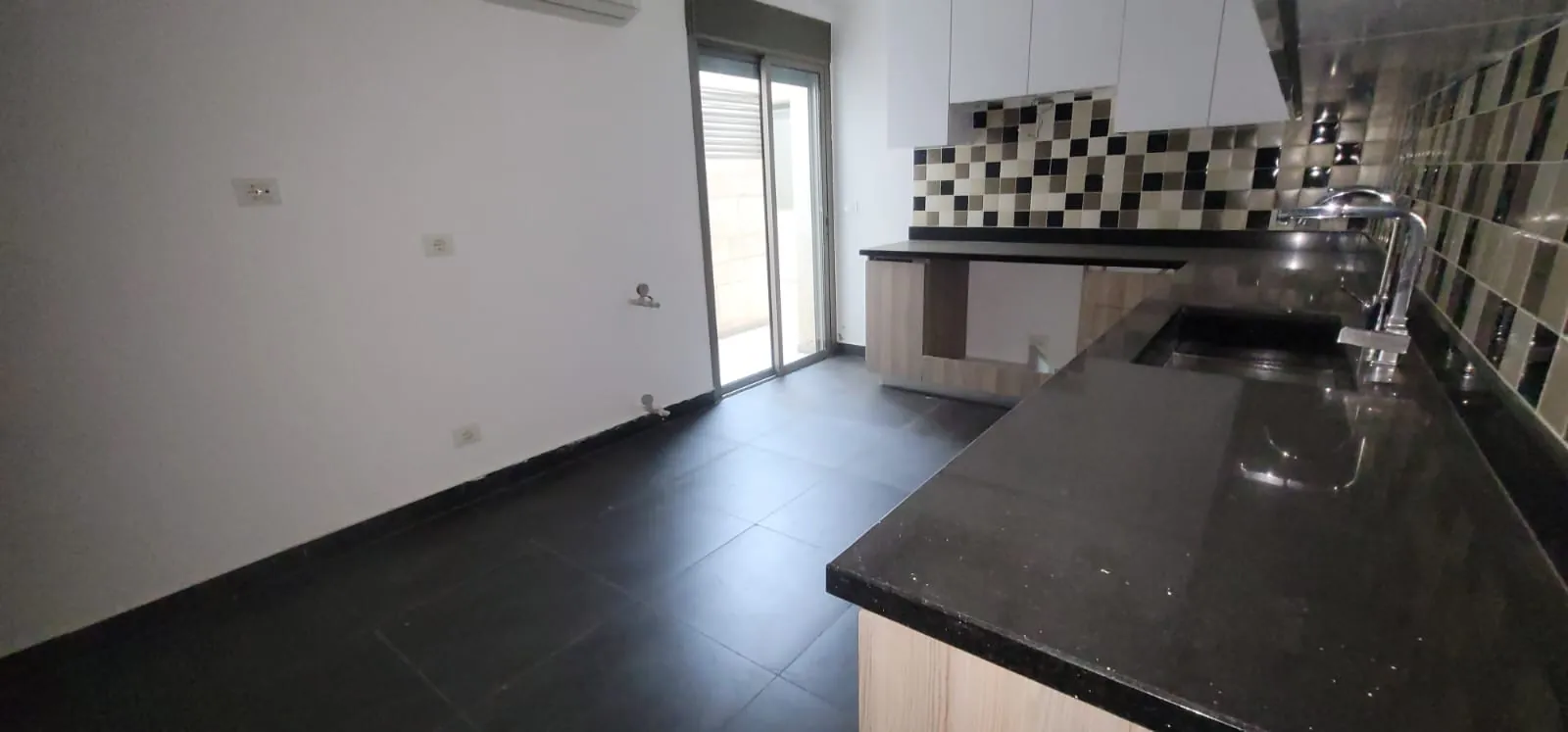Spacious Apartment With Terrace For Sale in Sahel Alma — الصورة 3