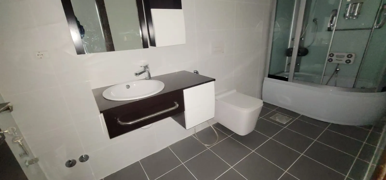 Spacious Apartment With Terrace For Sale in Sahel Alma — الصورة 8