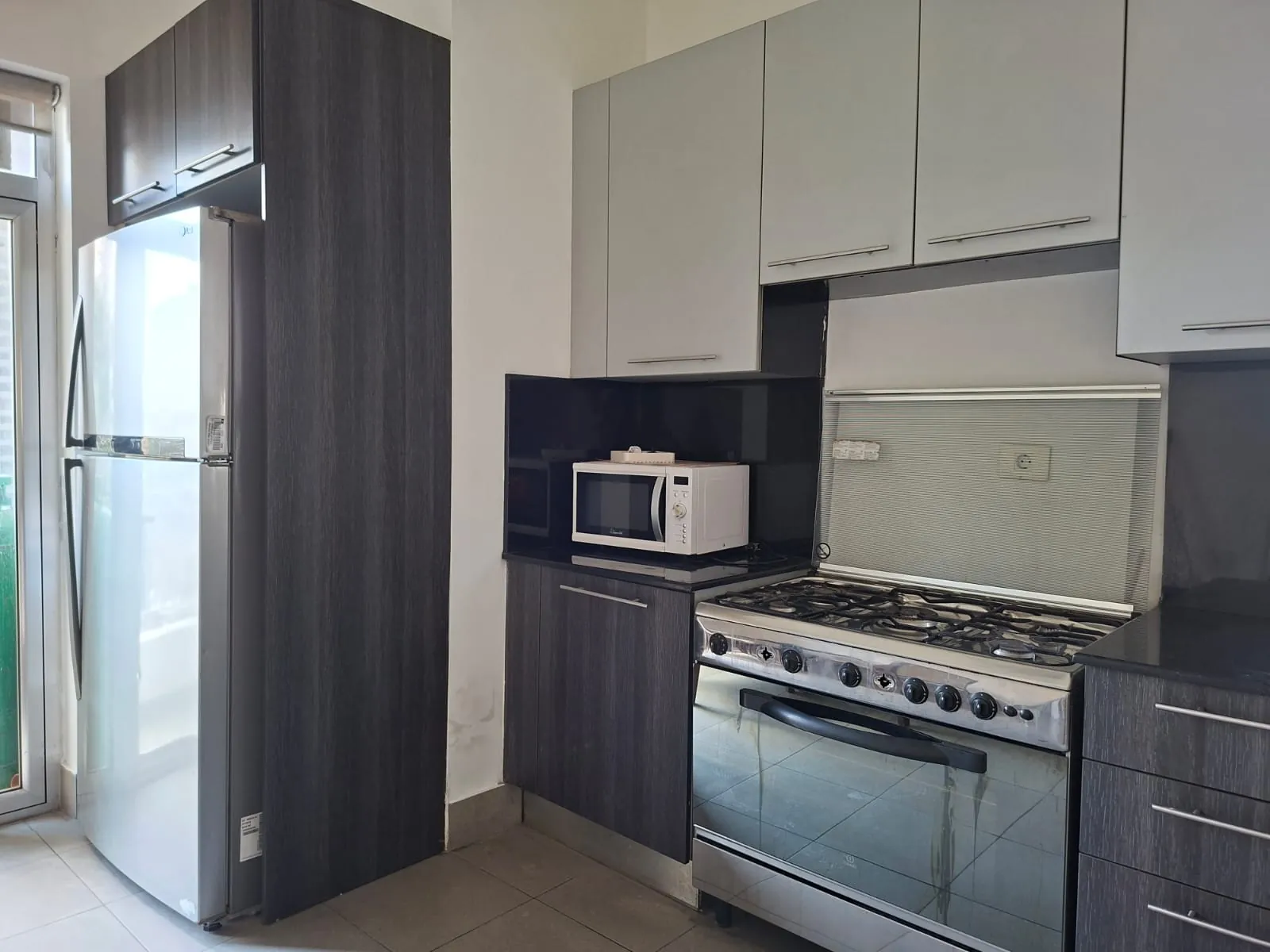 3-Bedroom Apartment with Partial Sea View For Sale in Raouche, Beirut — الصورة 5