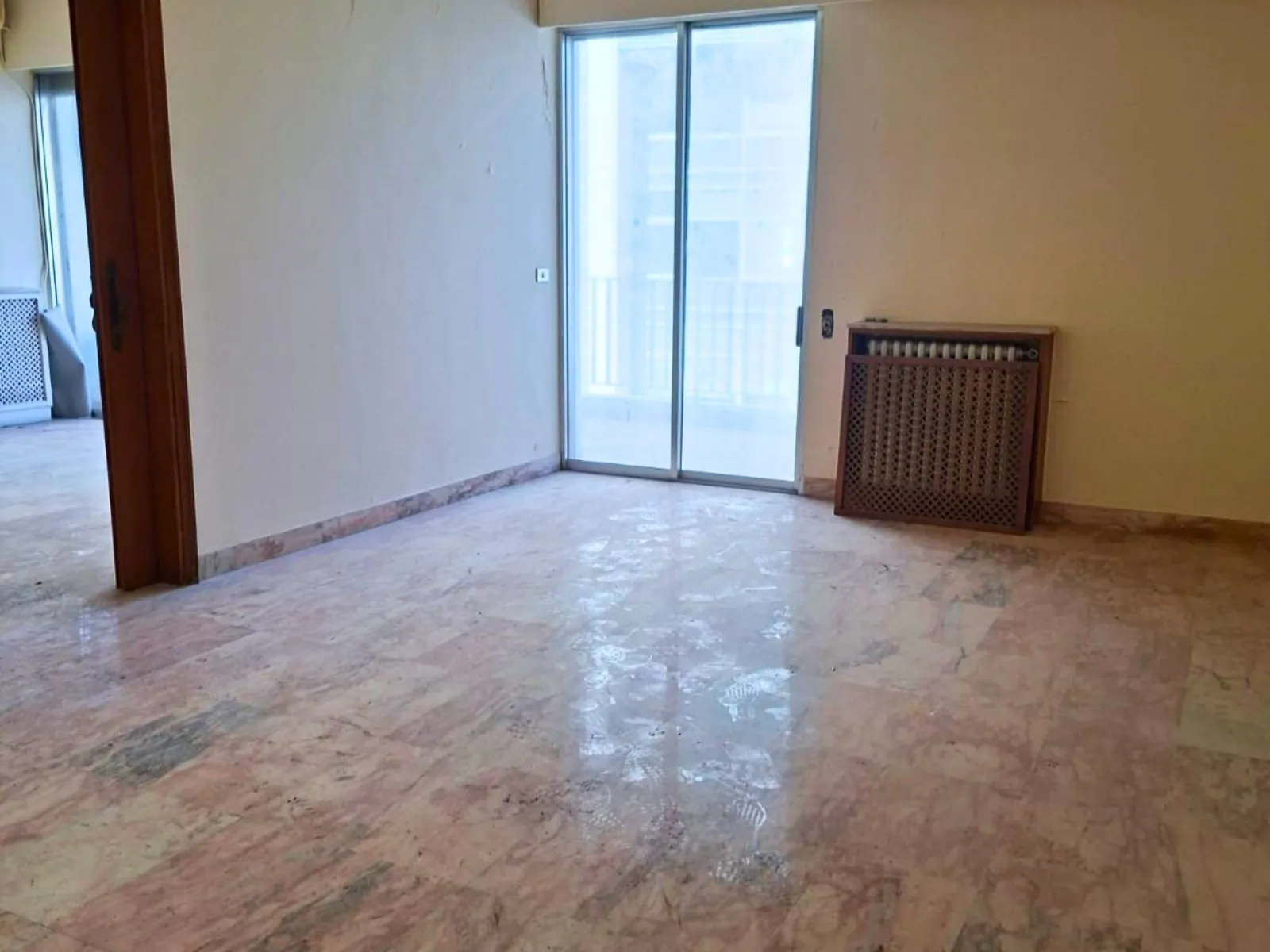 Fix it up! 4-Bedroom Apartment For Sale in Verdun, Beirut — photo 2